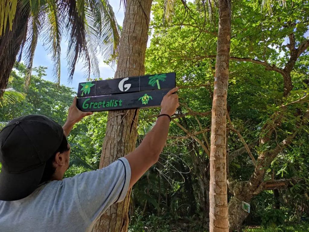 Participante instalando señalética de educación ambiental.