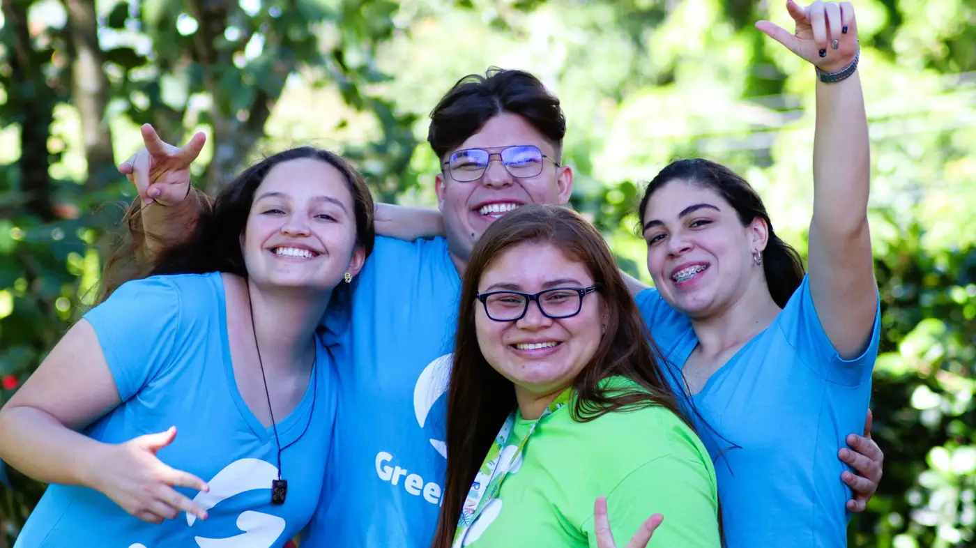 Jóvenes de la Sociedad Greentalist trabajando en equipo