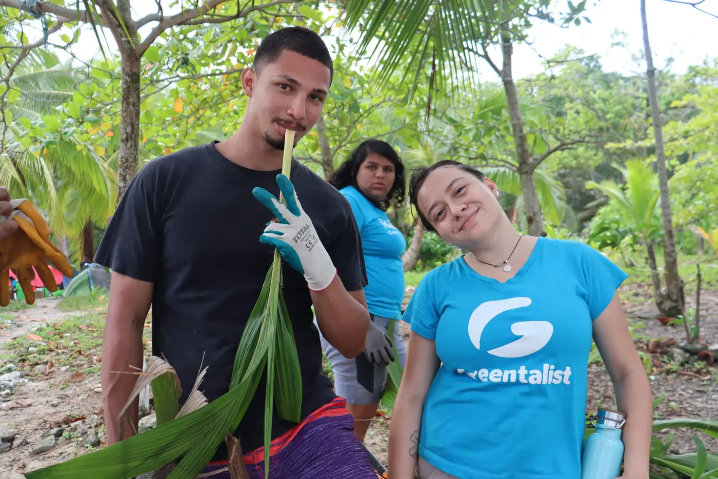 Young Costa Rican volunteers participating in a Greentalist Nacional community project