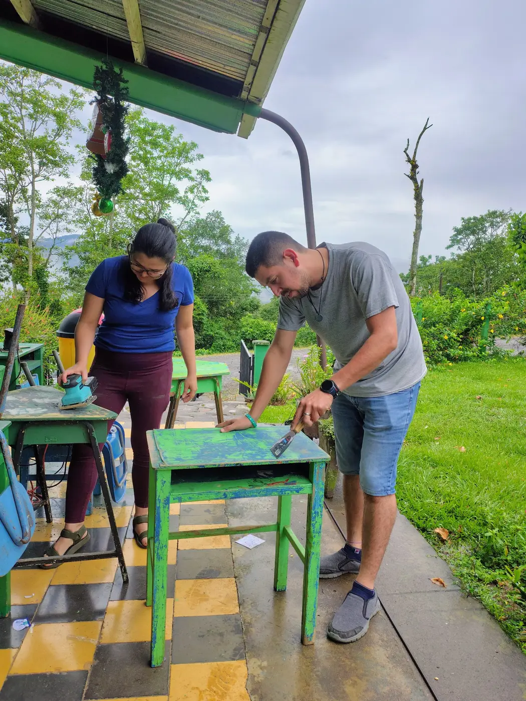 Voluntarios en jornada de trabajo comunitario