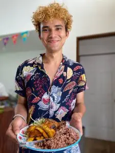 Aldo Membreño during a volunteering experience sharing a meal in Costa Rica