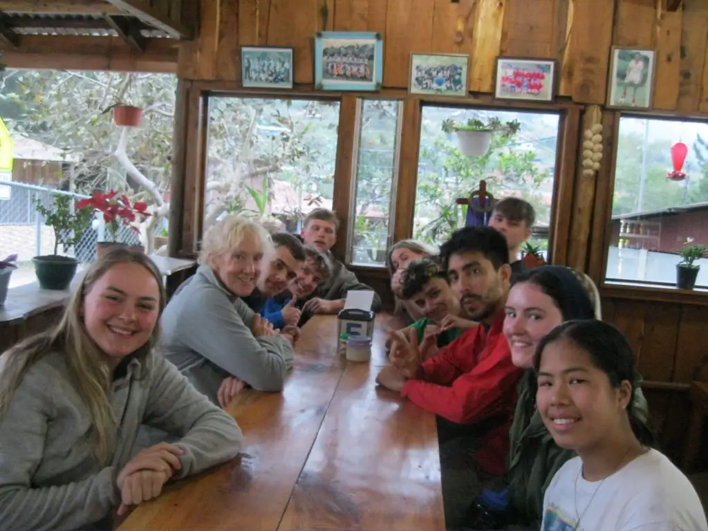 Aldo Membreño sharing experiences with international volunteers during a volunteering program in Costa Rica