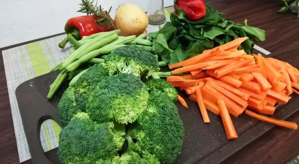 Fresh vegetables on a cutting board ready for a sustainable meal.