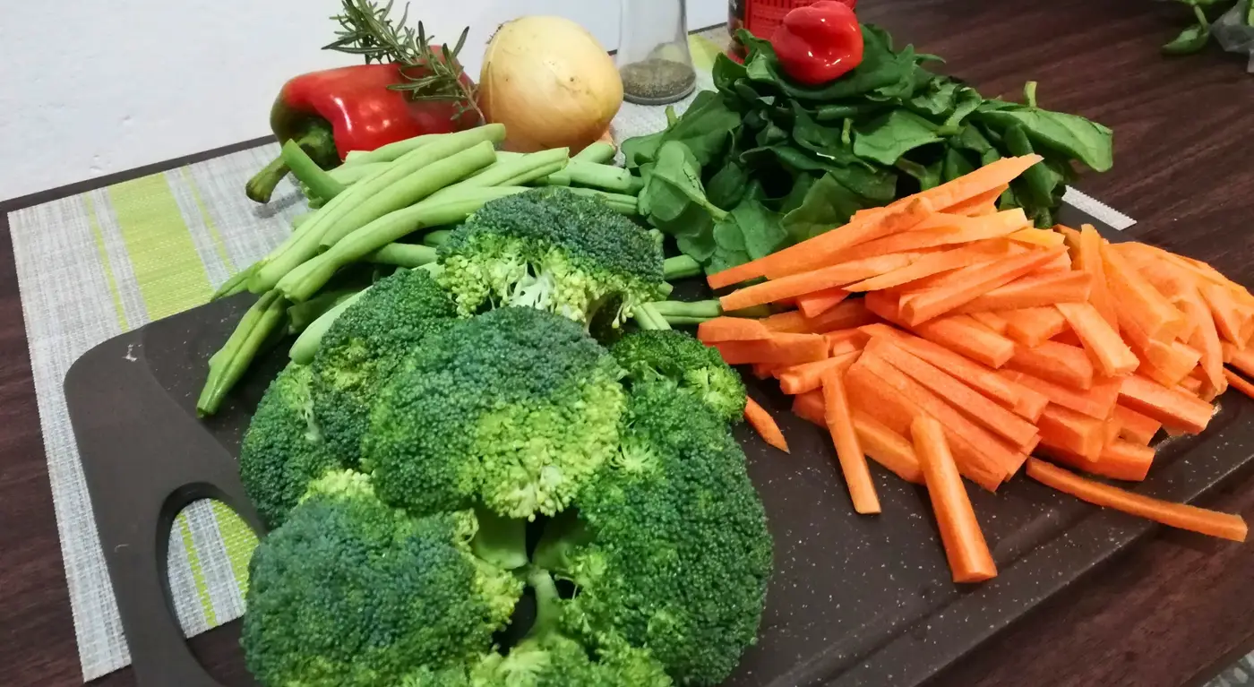 Fresh vegetables on a cutting board ready for a sustainable meal.