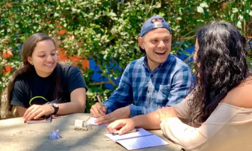 Jóvenes compartiendo ideas y planificando actividades ambientales.